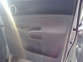 2006 TOYOTA TACOMA, SILVER, SR5 MODEL, CREW CAB, 4.0L, ATM 2WD.  Z25215
